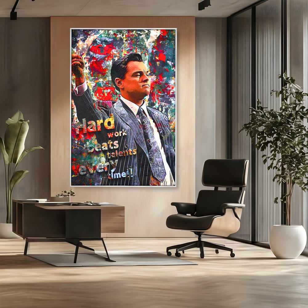 Tablou canvas cu tablou canvas cu leonardo dicaprio si mesaj motivational, in rama de aluminiu argintiu, pe perete intr-un birou